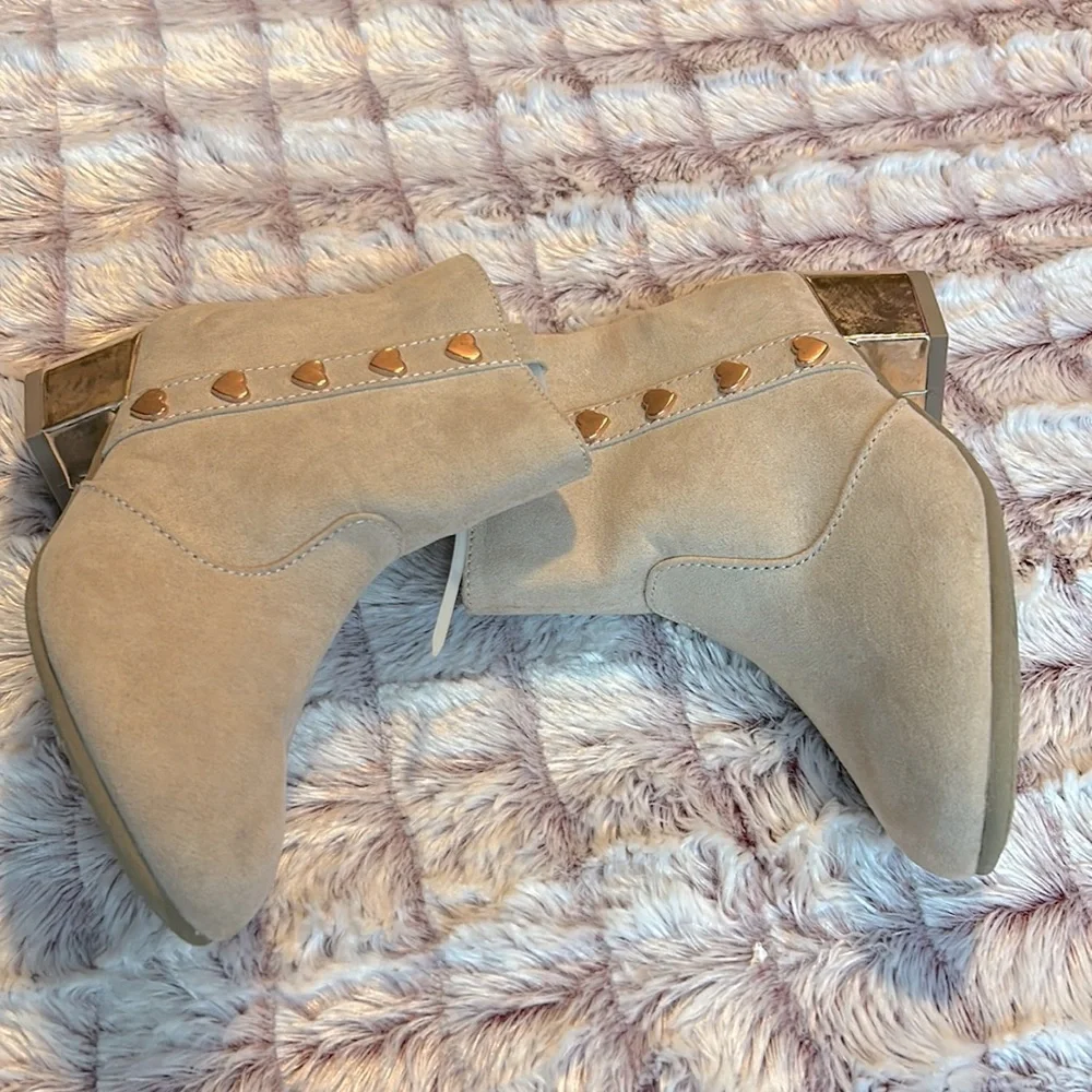 The children place Ankle boots size 12
